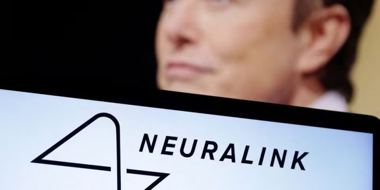 Tecnologia: Neuralink de Elon Musk implanta chip cerebral no primeiro ser humano