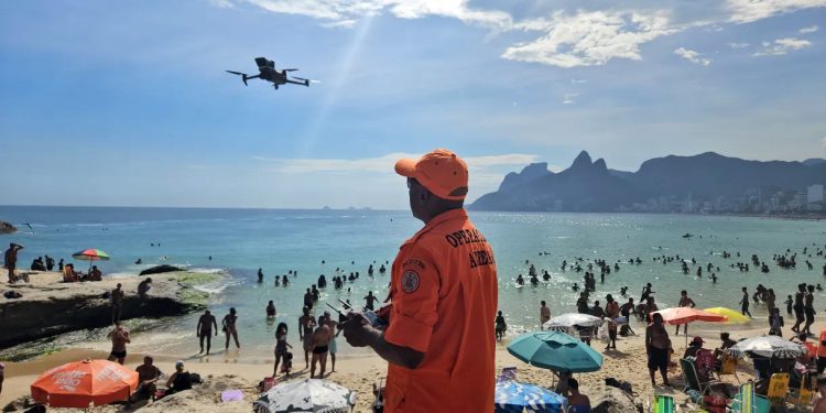 Rio: Bombeiros usam drones para evitar afogamentos nas praias