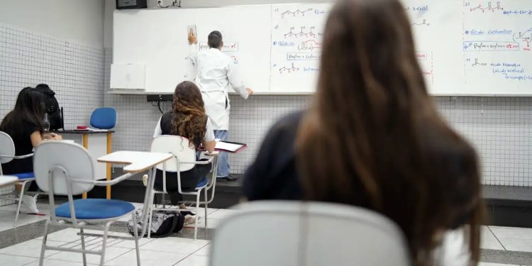 Brasil: Alunos do Ensino Médio podem receber bolsa a partir de março