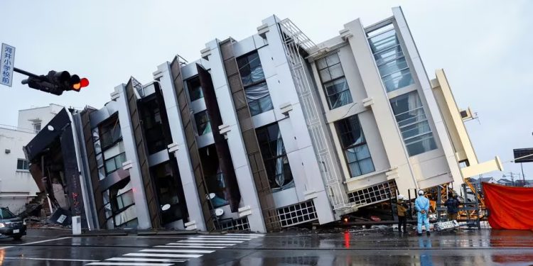 Japão: Sobreviventes do terremoto enfrentam chuva congelante e ameaça de deslizamentos de terra