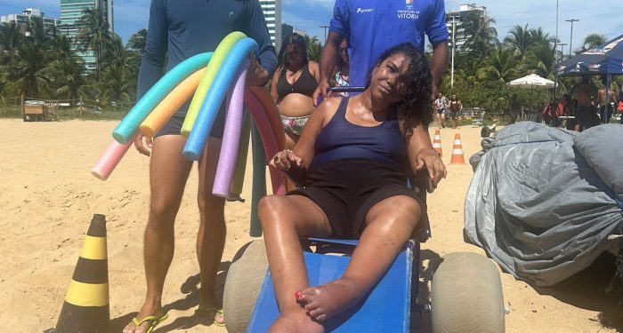 Vitória: Acolhidos de abrigo têm dia de lazer na praia