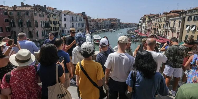 Turismo: Veneza vai limitar grupos de turistas e proibir alto-falantes