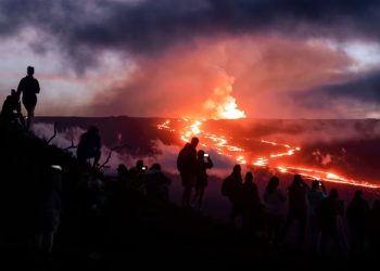 Mundo: Turistas competem para ver as erupções na Islândia