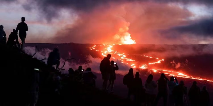 Mundo: Turistas competem para ver as erupções na Islândia