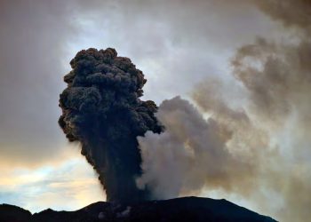 Indonésia: Vulcão Marapi entra em erupção novamente um mês após incidente mortal