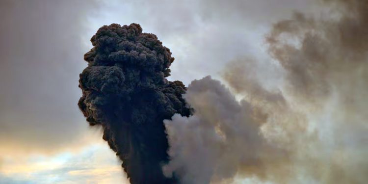 Indonésia: Vulcão Marapi entra em erupção novamente um mês após incidente mortal