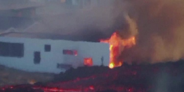 Islândia: Vulcão entra em erupção e fluxo de lava chega à cidade pesqueira