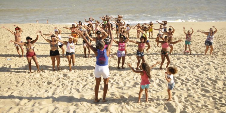 Anchieta: Aulas de dança nas praias da cidade durante o verão