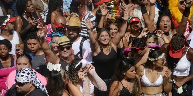 Brasil: Sete em cada 10 mulheres têm medo de assédio no Carnaval