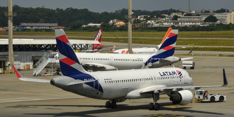 Tensão: Pilotos de Boeing da Latam declaram ‘Mayday’ após decolar do Brasil e fazem pouso de emergência