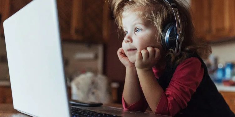 Tecnologia: IA está complicando o problema da segurança infantil on-line