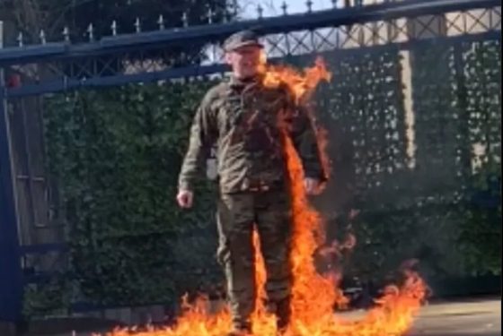 EUA: Aviador americano se incendeia em frente à embaixada de Israel em Washington