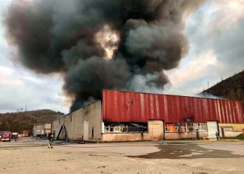 França: Fábrica de reciclagem francesa em chamas abriga 900 toneladas de baterias de lítio