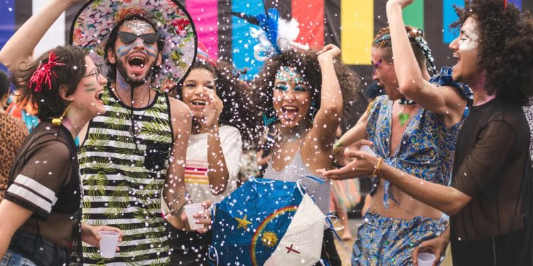 Meio Ambiente: Estudo mostra como glitter usado no Carnaval contamina rios e oceanos