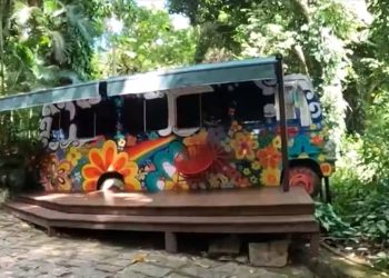 Turismo: ‘Melhor Hostel do Mundo’ recebe hóspedes em casas de árvores, cabanas e Kombis