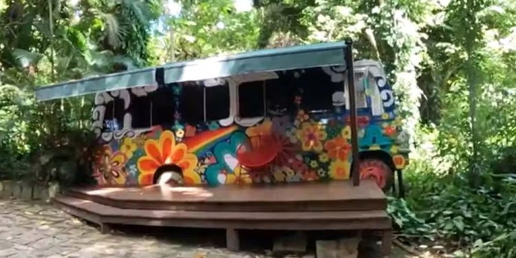 Turismo: ‘Melhor Hostel do Mundo’ recebe hóspedes em casas de árvores, cabanas e Kombis