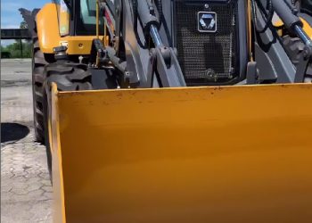 Iconha: Município recebe retroescavadeira para a agricultura