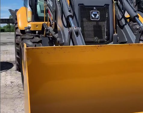 Iconha: Município recebe retroescavadeira para a agricultura