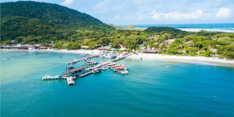 Turismo: Conheça a ilha brasileira que é refúgio natural, sem carros e com natureza exuberante