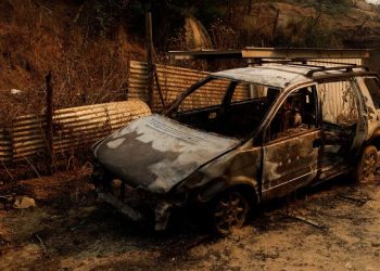 Restos de um carro queimado após a propagação de incêndios florestais em Viña del Mar, Chile. Foto: