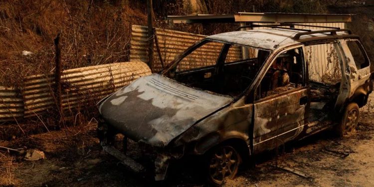 Restos de um carro queimado após a propagação de incêndios florestais em Viña del Mar, Chile. Foto: