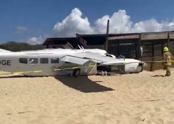 México: Avião com paraquedistas mata homem em praia durante pouso de emergência