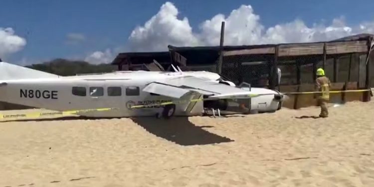 México: Avião com paraquedistas mata homem em praia durante pouso de emergência