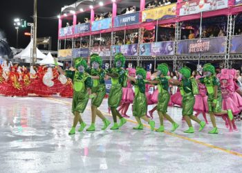 Carnaval de Vitória: Andaraí abriu desfile desta sexta e fez referência a conto de fadas