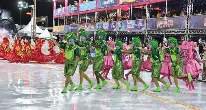 Carnaval de Vitória: Andaraí abriu desfile desta sexta e fez referência a conto de fadas