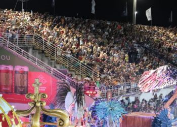 Vitória Carnaval 2024: Público lota e anima as arquibancadas do Sambão do Povo