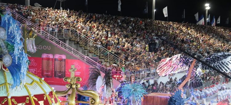 Vitória Carnaval 2024: Público lota e anima as arquibancadas do Sambão do Povo