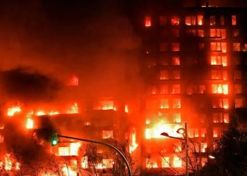 Espanha: Pelo menos quatro mortos enquanto incêndio envolve bloco de apartamentos em Valência