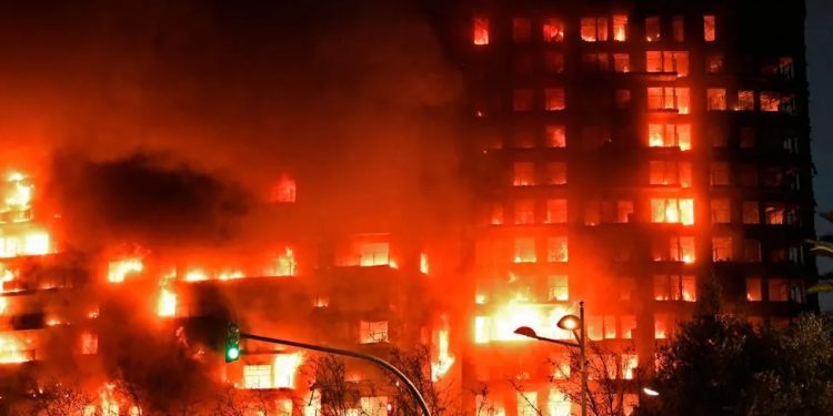 Espanha: Pelo menos quatro mortos enquanto incêndio envolve bloco de apartamentos em Valência