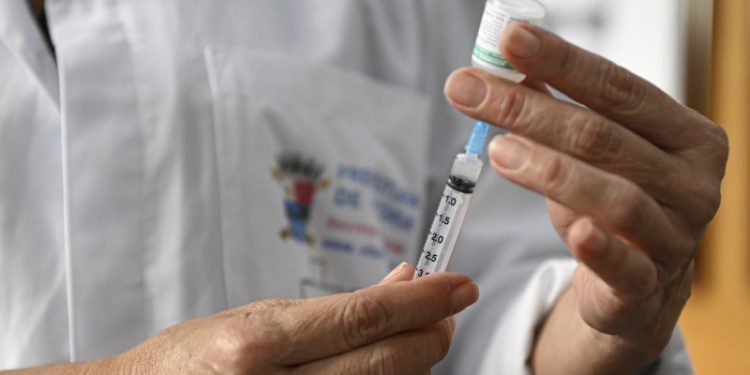 Vitória: Saúde abre agendamento para vacinação contra a dengue nesta sexta (23)