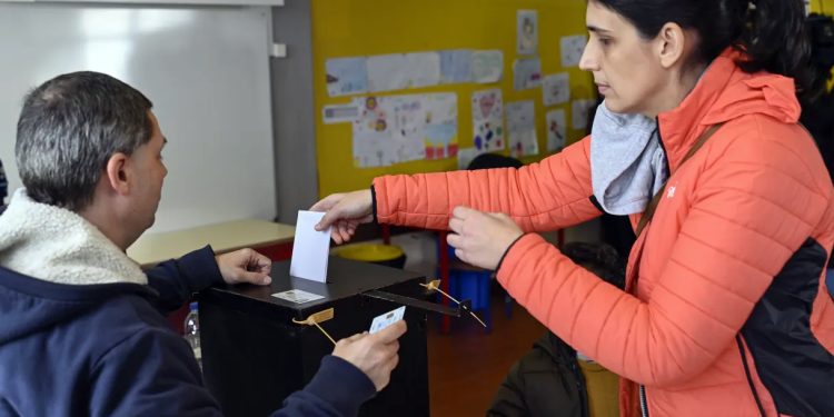 Mundo: Centro-direita vence eleição apertada em Portugal