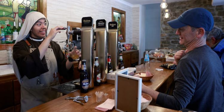 Espanha: Freiras saciam a sede dos peregrinos pela cerveja e pela palavra de Deus