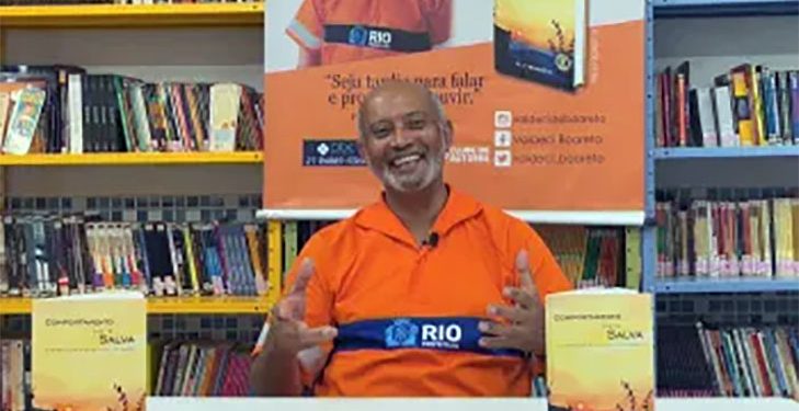 Brasil: Gari do Rio de Janeiro é convidado para apresentar seu livro em Harvard