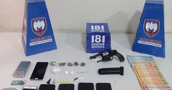 Guarapari: PM recupera três veículos com restrição, apreende drogas e detém foragido