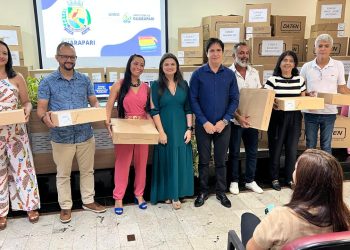 Guarapari: Prefeitura entrega 2 mil notebooks para profissionais da rede de ensino