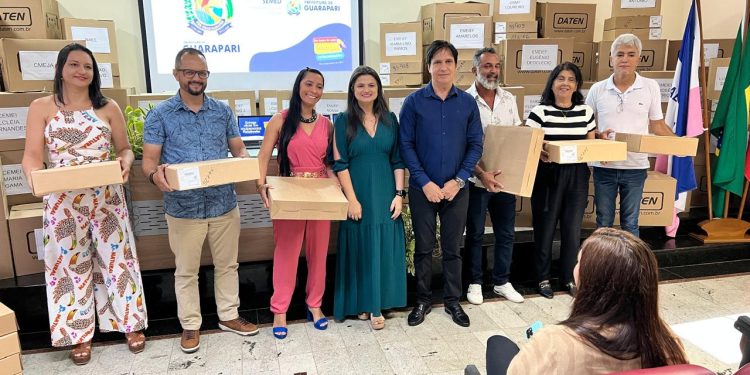 Guarapari: Prefeitura entrega 2 mil notebooks para profissionais da rede de ensino