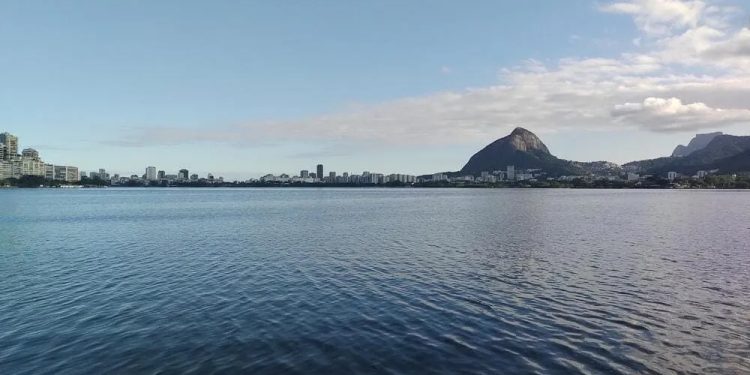 Turismo: Abaixo-assinado pede fim de voos em áreas de proteção ambiental no Rio