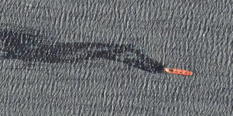 Mundo: Navio afundado por Houthis ameaça o meio ambiente do Mar Vermelho