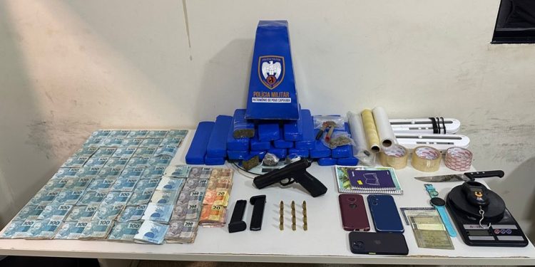 Guarapari: PM apreende entorpecentes e arma de fogo e detém foragido da Justiça