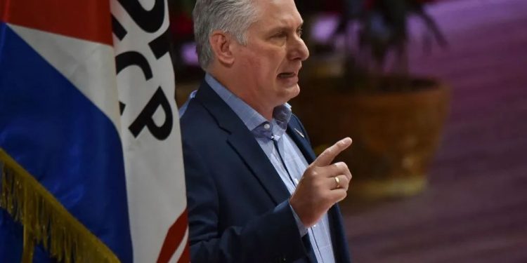 Cuba: Protestos eclodem em meio à escassez de alimentos e eletricidade