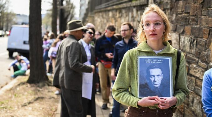 Rússia: Protesto contra Putin durante as eleições resulta em 65 pessoas presas