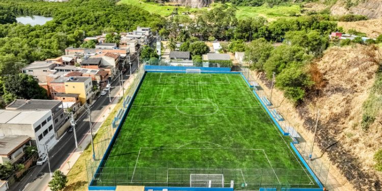 Vitória: Prefeitura entrega novo campo de grama sintética em Resistência