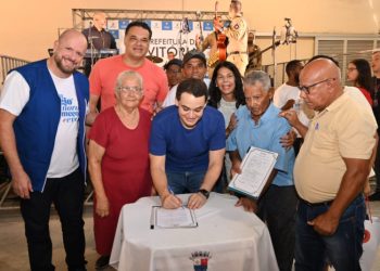 Vitória: Prefeitura entrega 130 escrituras a moradores do Romão