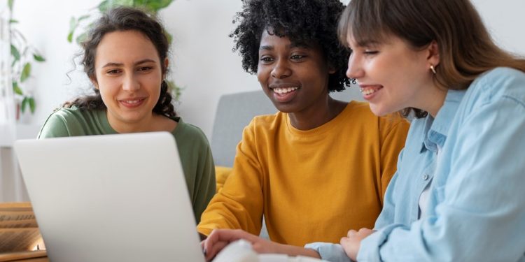 Espírito Santo: Governo anuncia 10 mil vagas em cursos on-line exclusivos para mulheres
