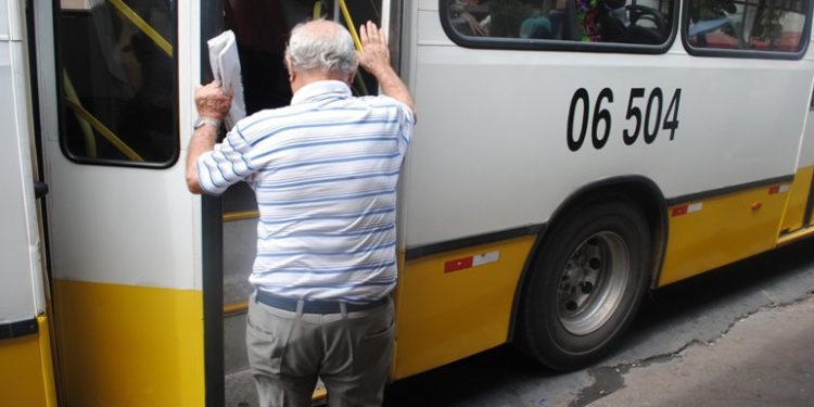 Brasil: Idosos têm transporte público gratuito com novo cartão especial