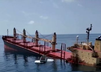 Mar Vermelho: Navio atacado por piratas afunda e gera risco ambiental